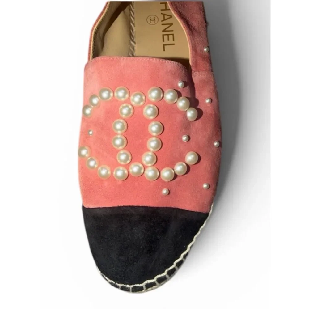 New CHANEL Rose/Black Suede Pearl Logo Espadrilles Size 38/ US 8